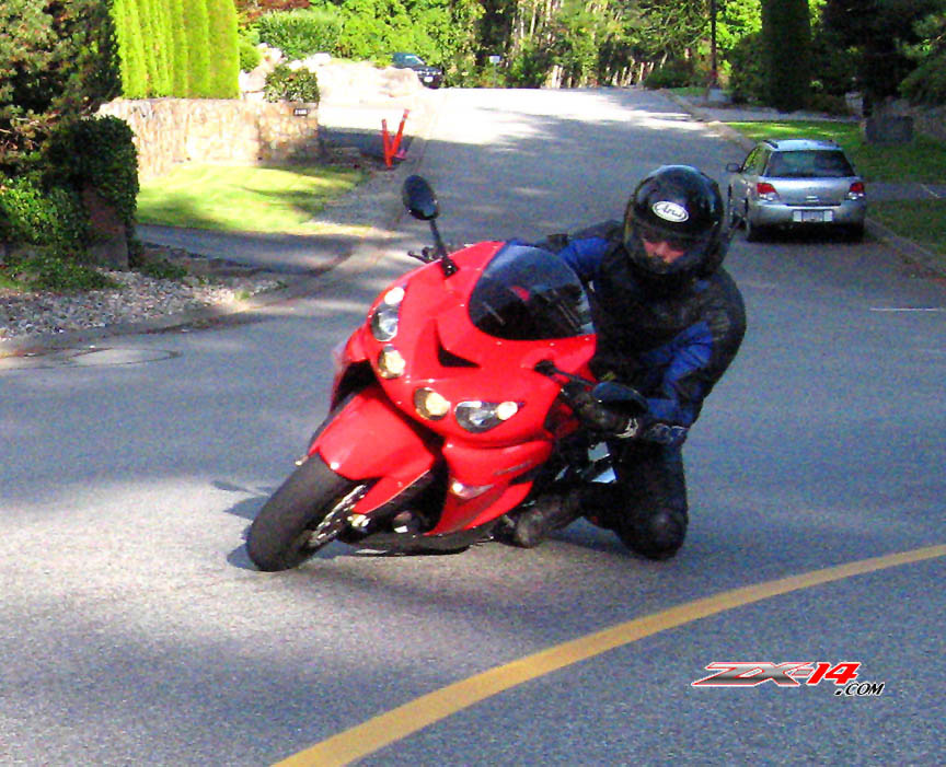 Gettin' a knee down on the 14. @ ZX-14.com